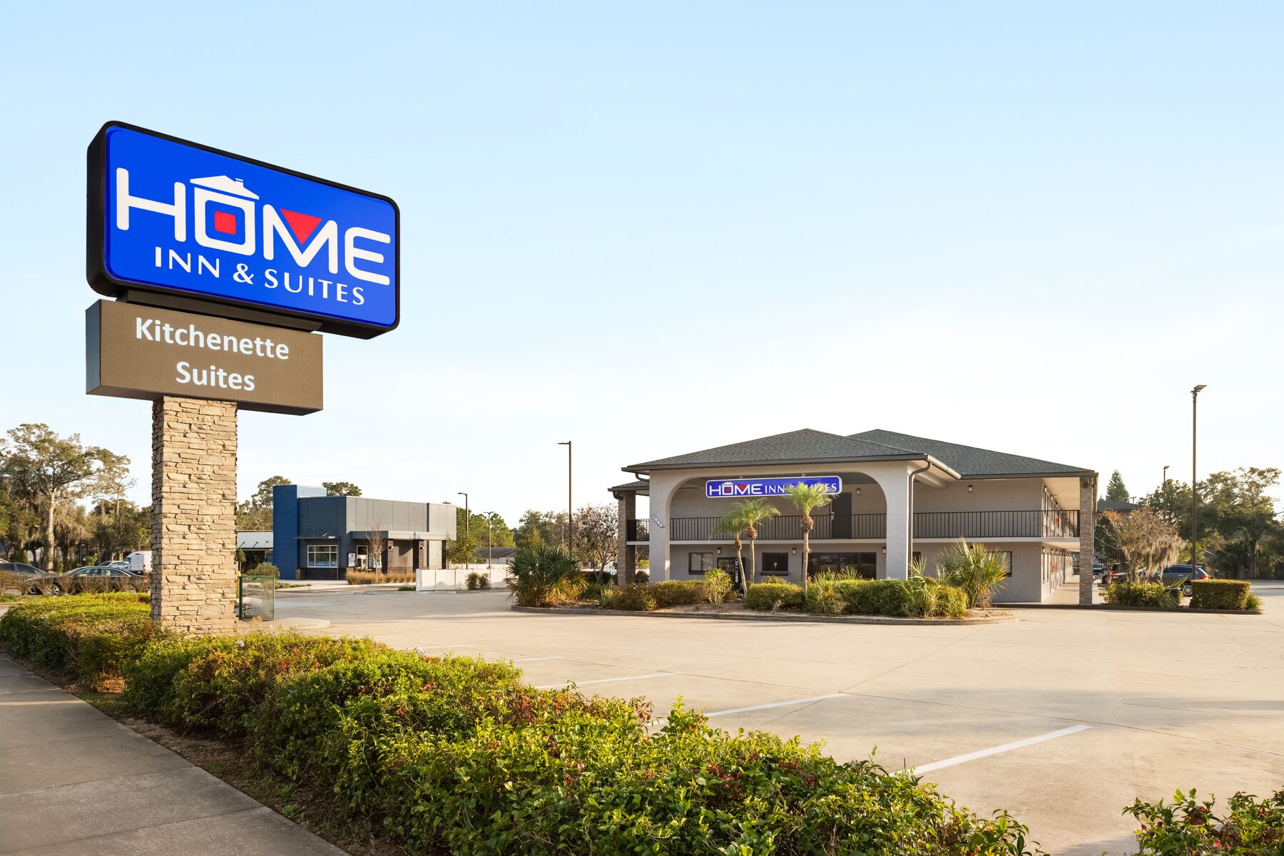 Home Inn and Suites Apopka Florida hotel exterior daytime view