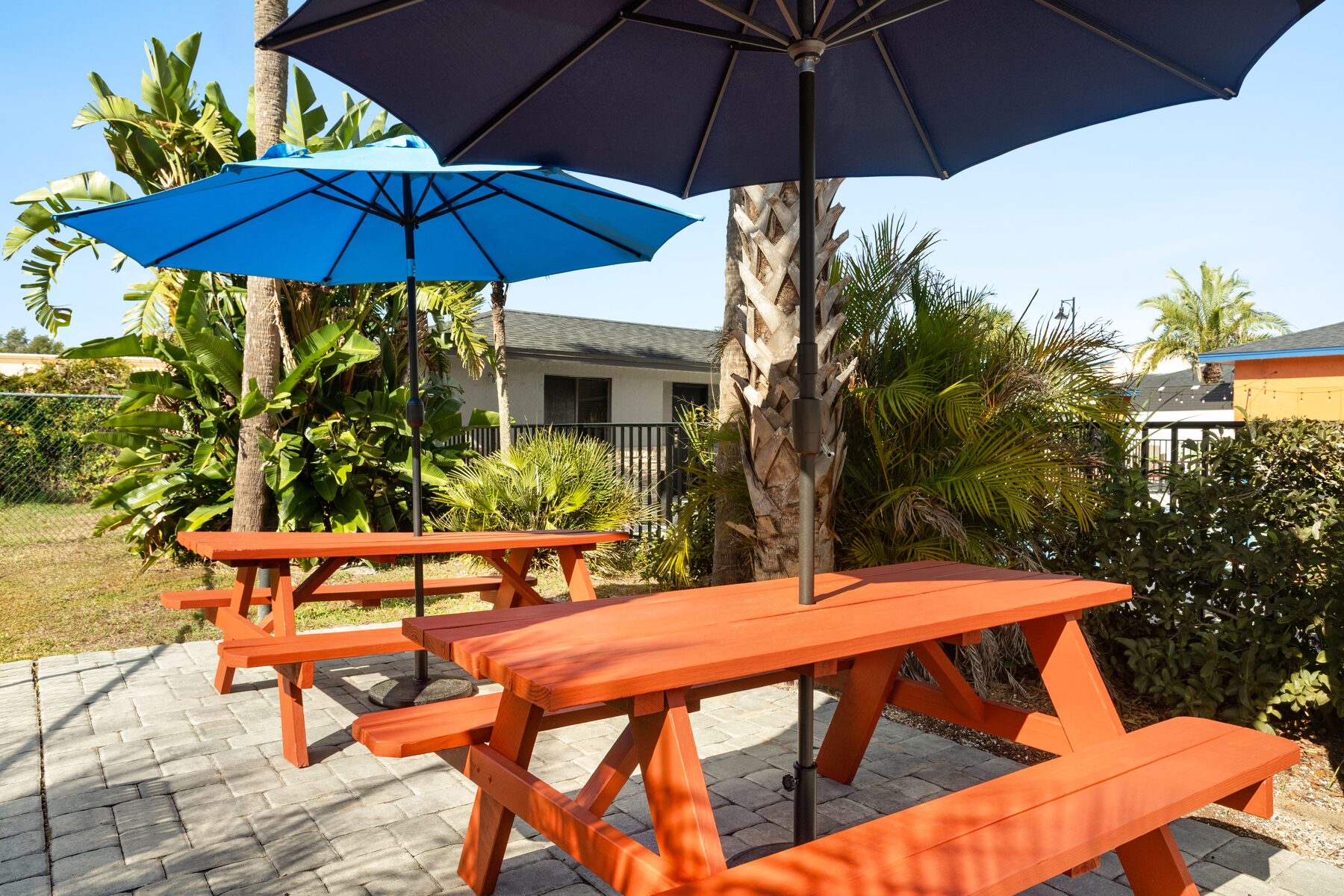 Outdoor seating area for guests at Home Inn and Suites Apopka Florida